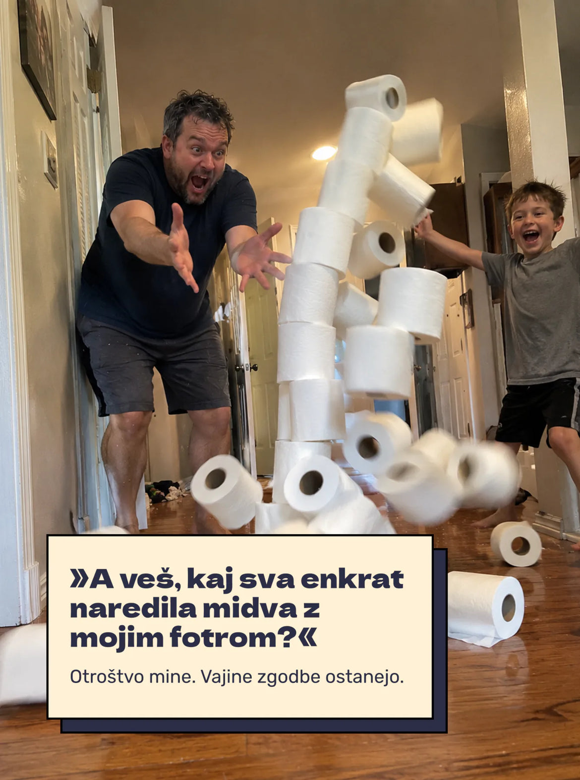 Fotr s široko iztegnjeno roko pred stolpom iz toaletnih rolic, ob njem nasmejan deček, napis »A veš, kaj sva enkrat naredila midva z mojim fotrom?«